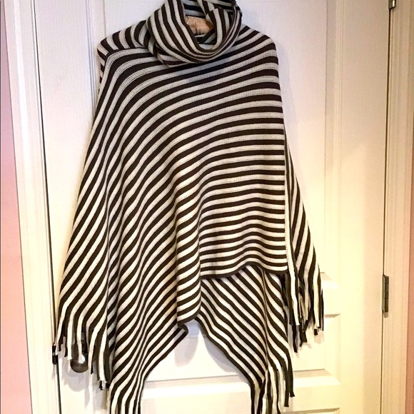 Grey and white soft poncho - Picture 2 of 2